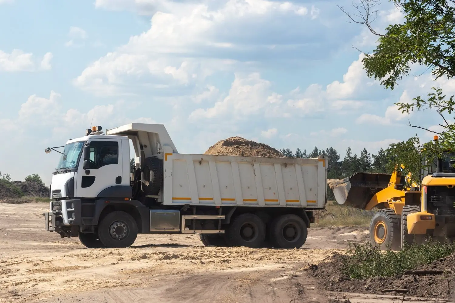 DUMP TRUCK